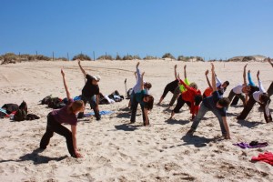 Portugal: YOGA na PRAIA de Carcavelos com Cris Liotti Portugal: YOGA na PRAIA de Carcavelos com Cris Liotti