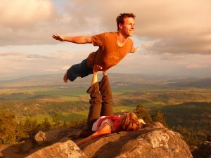 Portugal: AcroYoga com Eduard Fornes no Relvado da Prainha de Portimão Portugal: AcroYoga com Eduard Fornes no Relvado da Prainha de Portimão